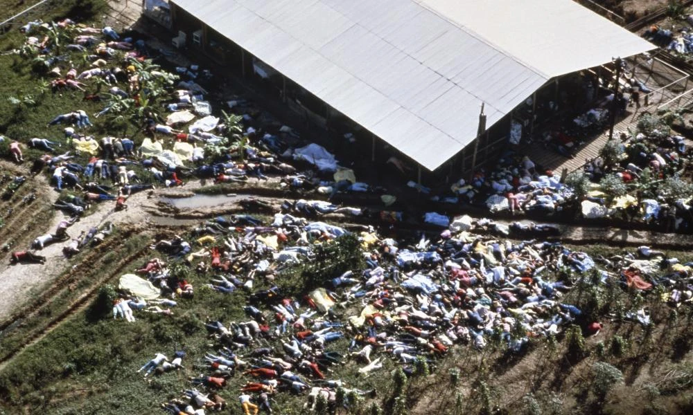 Jonestown: Η σφαγή που συγκλόνισε τον κόσμο - Πώς ένας άνθρωπος έπεισε περισσότερους από 900 να αυτοκτονήσουν